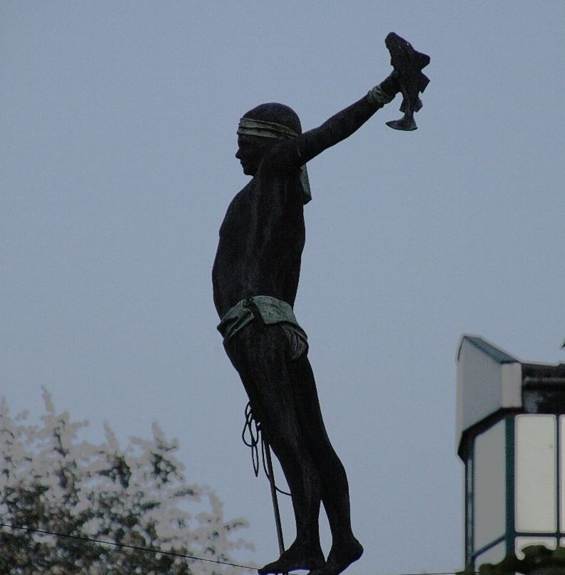 Statue Of A Tightrope Fisherman景点图片