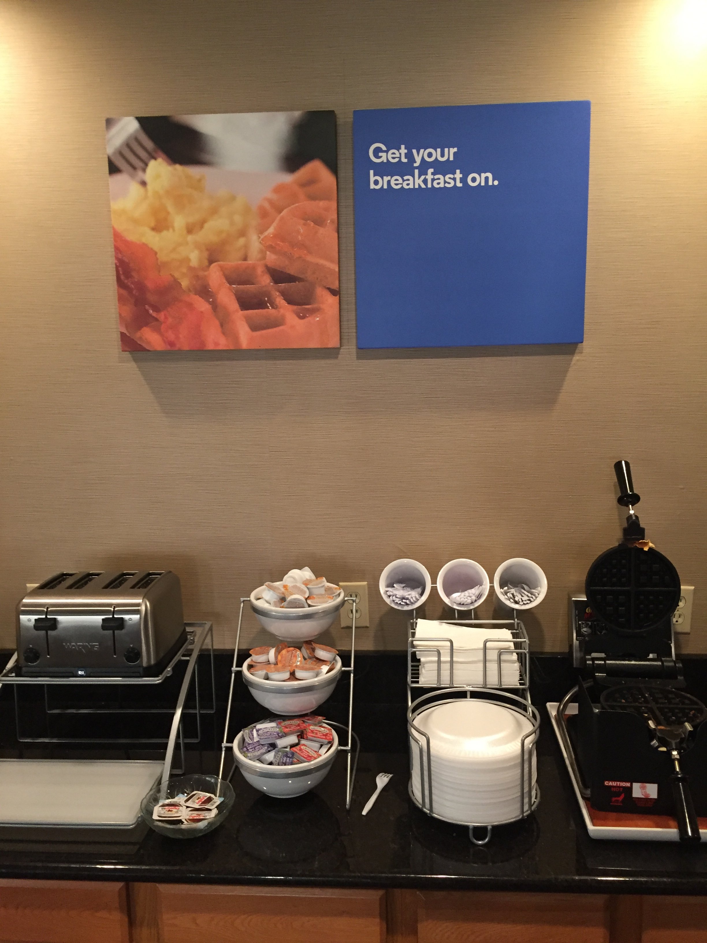 Comfort Inn & Suites Raphine - Lexington Near I-81 and I-64-餐饮