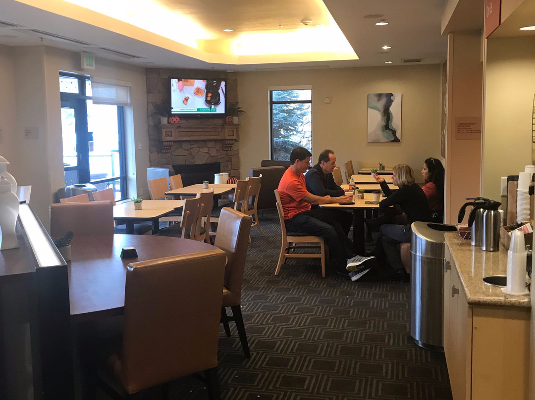 普罗沃奥瑞姆广场套房酒店主图