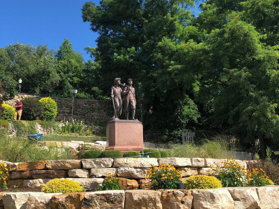 Tom and Huck's Statue-汉尼拔必去景点