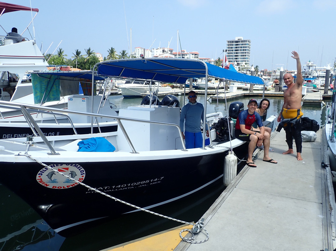 Twin Dolphins-瓦拉塔港必去景点