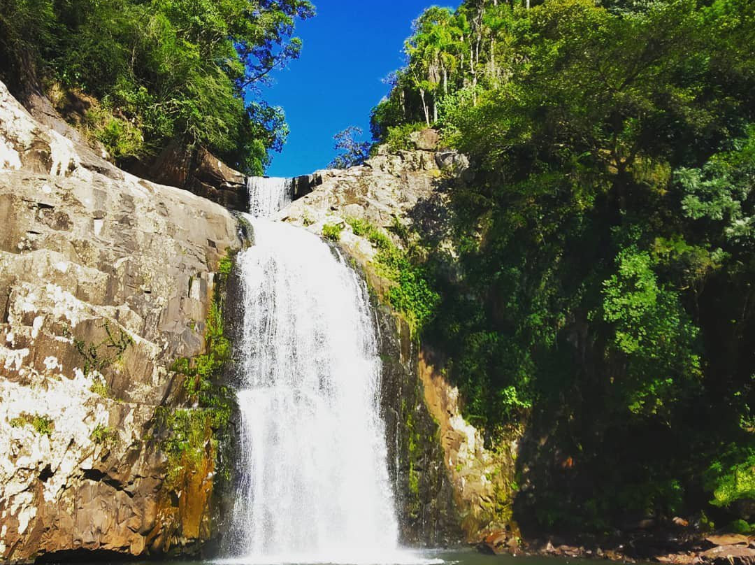 Tres Quedas Waterfall景点图片