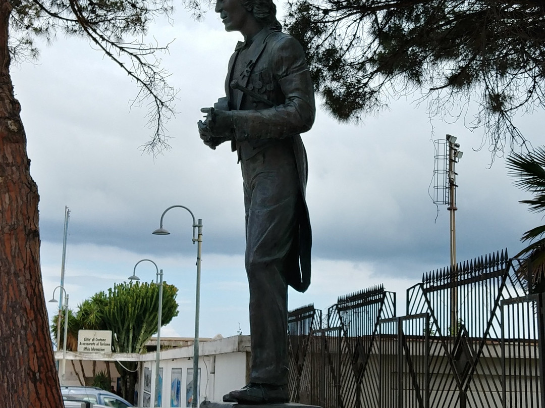Monumento a Rino Gaetano-克罗托内必去景点
