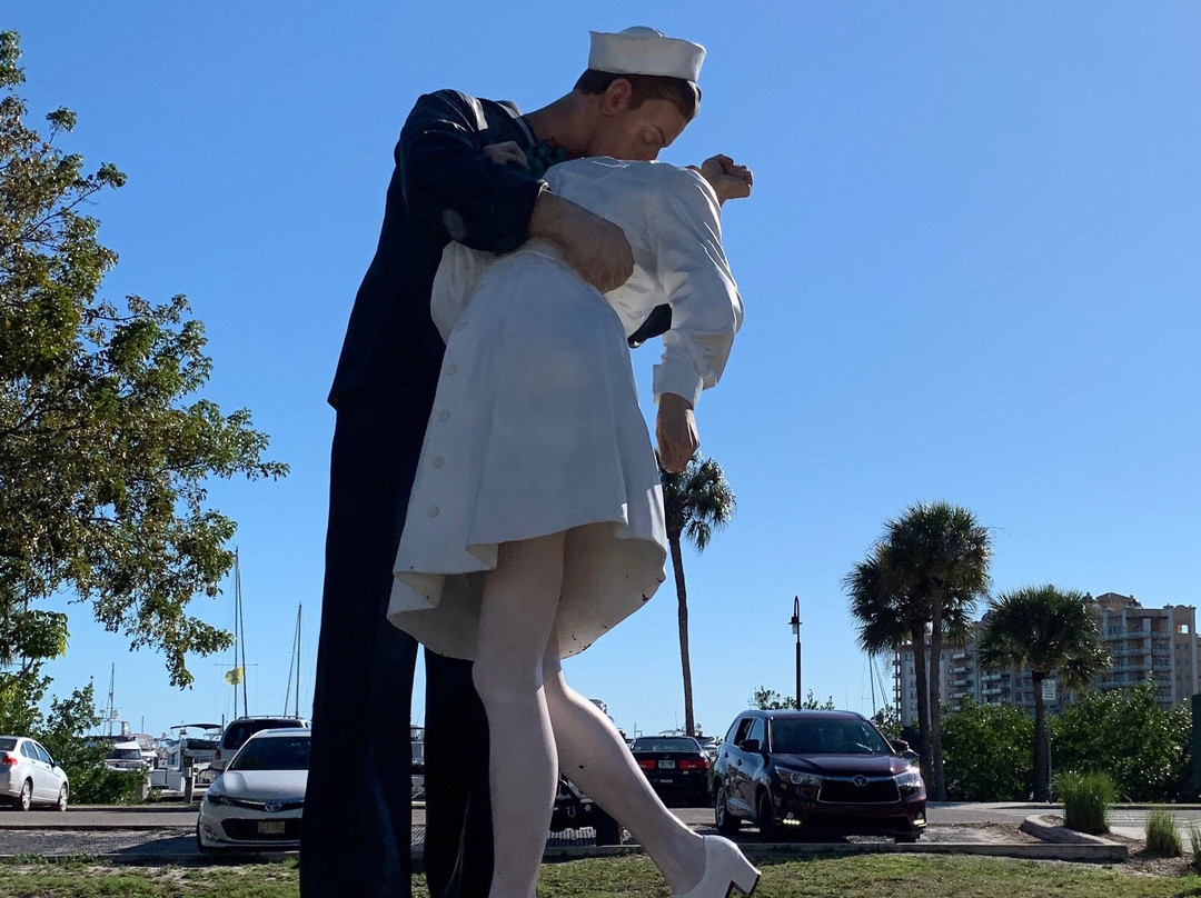 Unconditional Surrender Sculpture景点图片