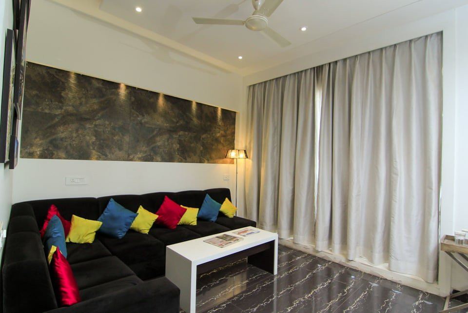 OYO Crossroad Premium Near Chaudhary Charan Singh International Airport主图