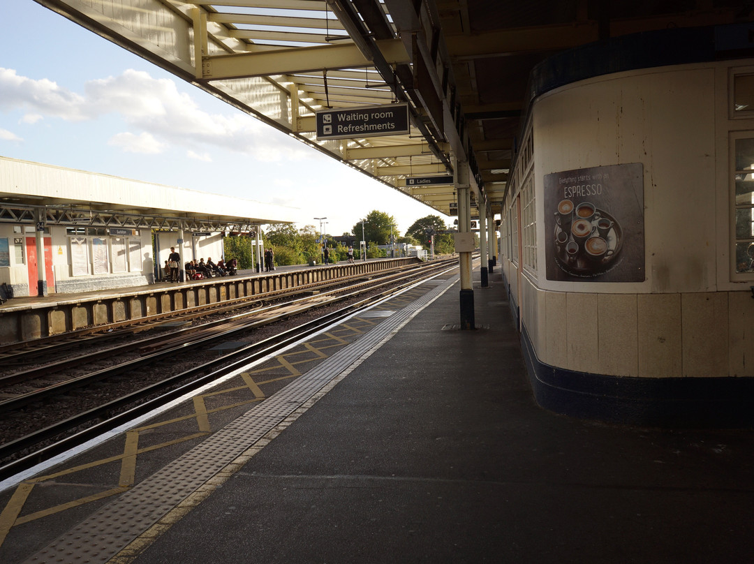 Surbiton Railway Station景点图片