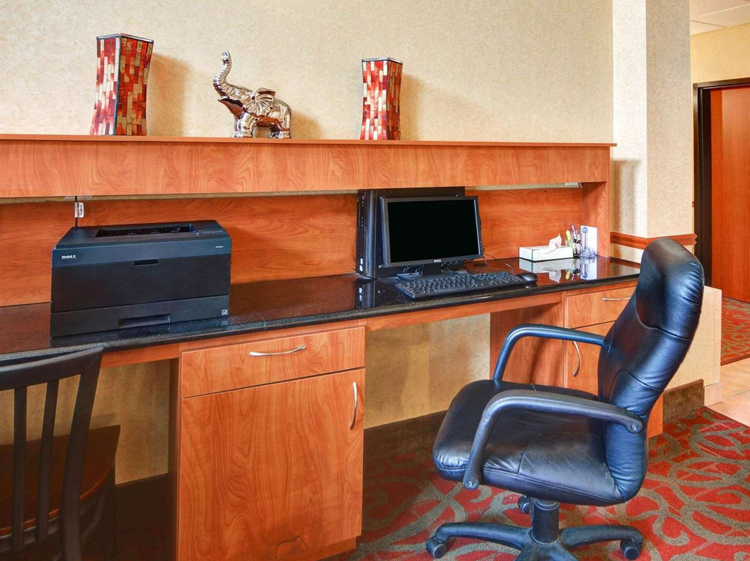 Quality Suites Near Cedar Creek Lake主图