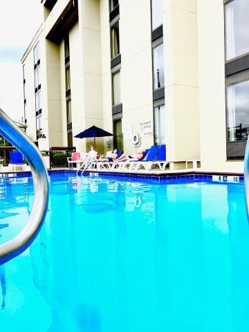 舒适套房酒店-近达拉姆杜克大学-泳池