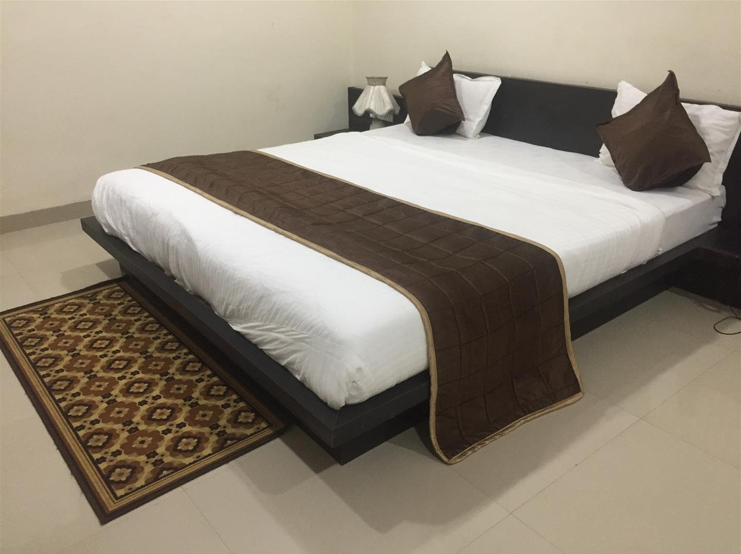 Hotel Devraj Place主图