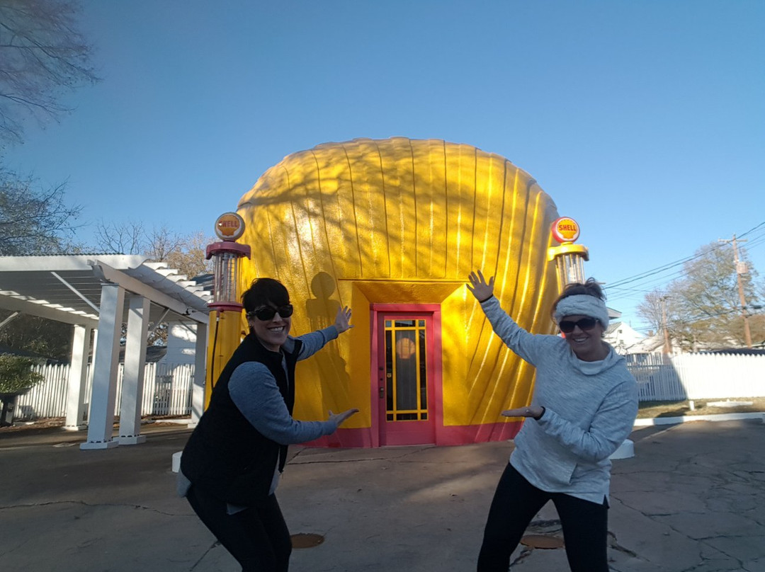 Shell-shaped Gas Station景点图片