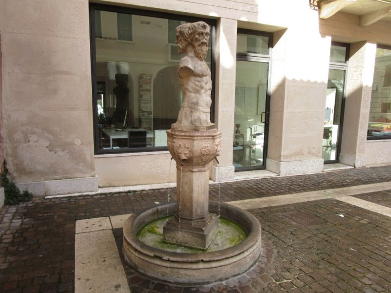 Fontana dei tre visi-特雷维索必去景点