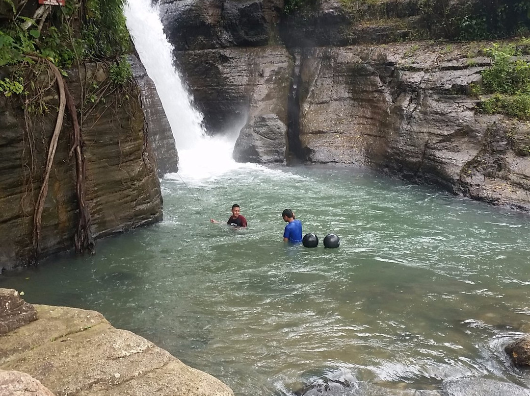 Tundo Telu Waterfall景点图片