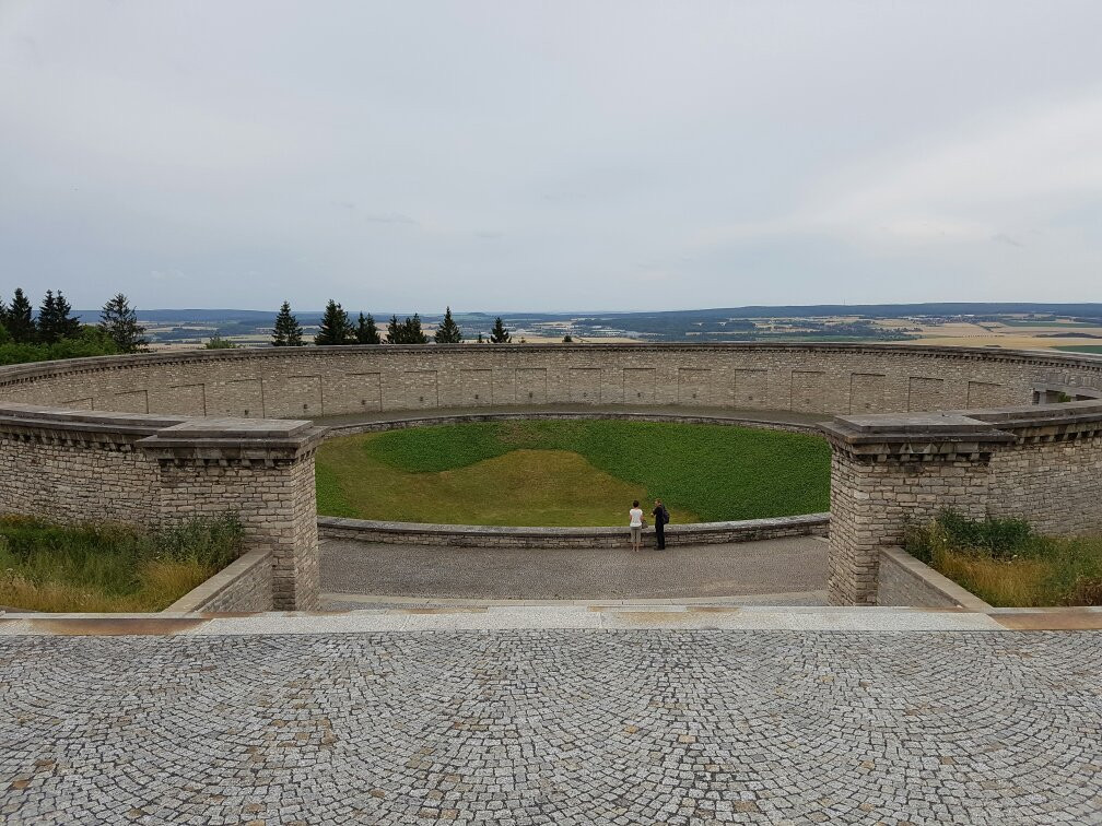 Mahnmalsanlage und Gedenkstatte der DDR景点图片