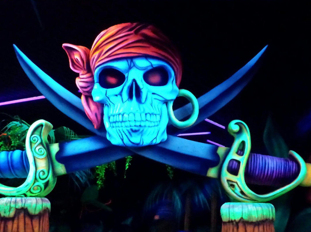 布朗肯堡旅游景点-Goolfy Blacklight Minigolf