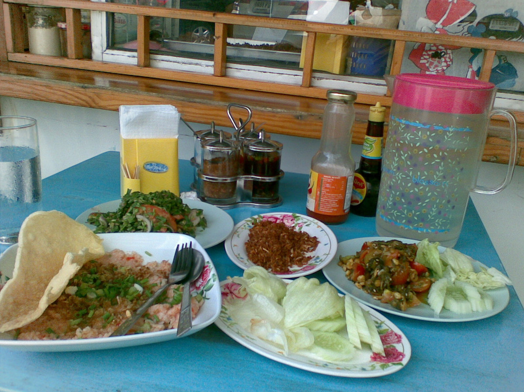 Nong Bee's Burmese Restaurant and Library