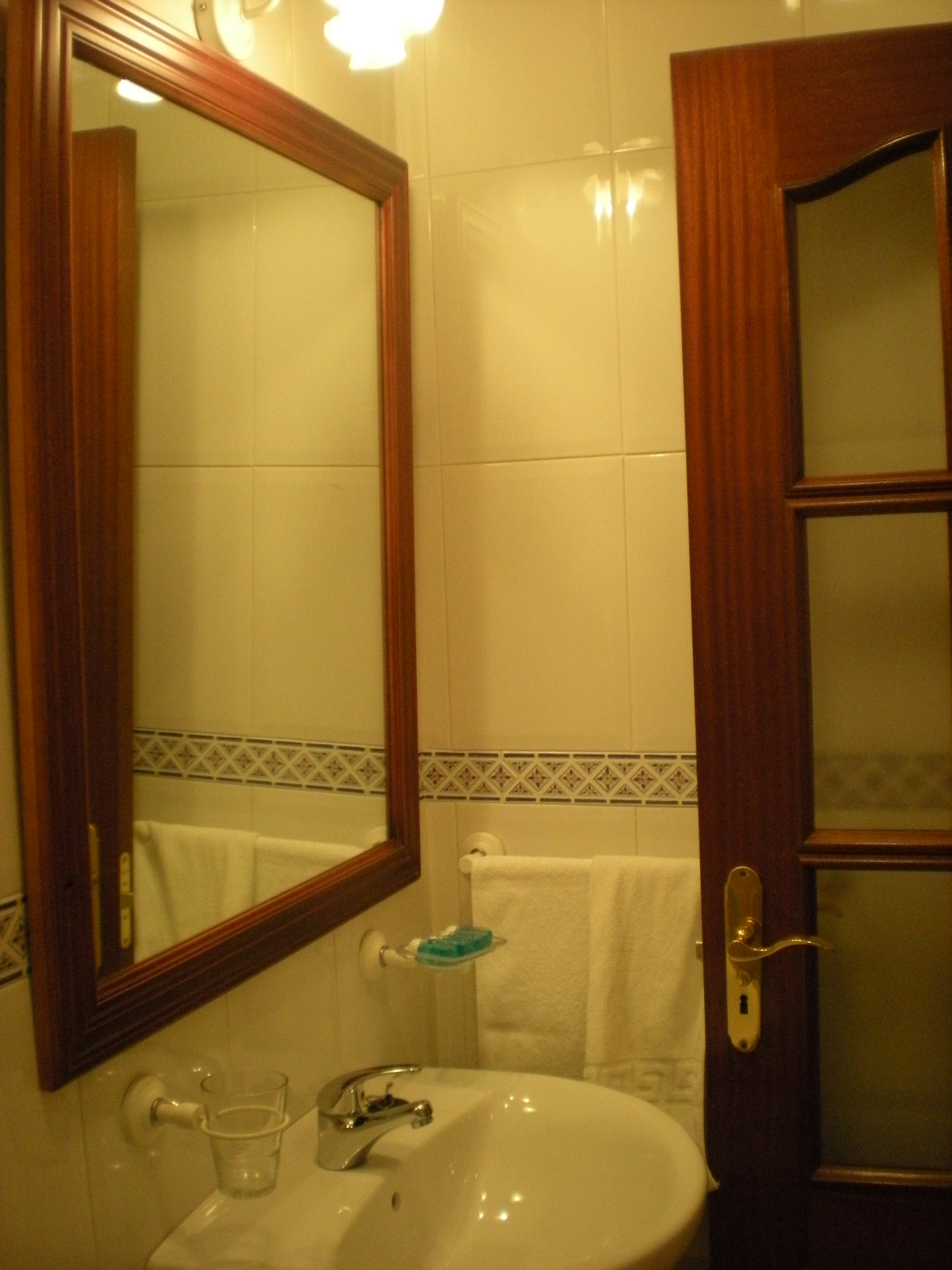 Hostal Los Gallos Casabermeja-浴室