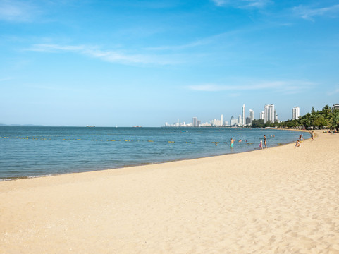 芭堤雅中天海洋码头酒店主图