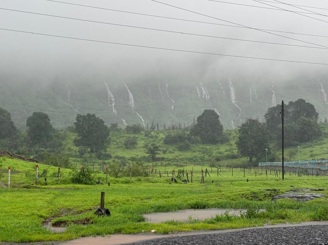 Khandi Waterfalls景点图片