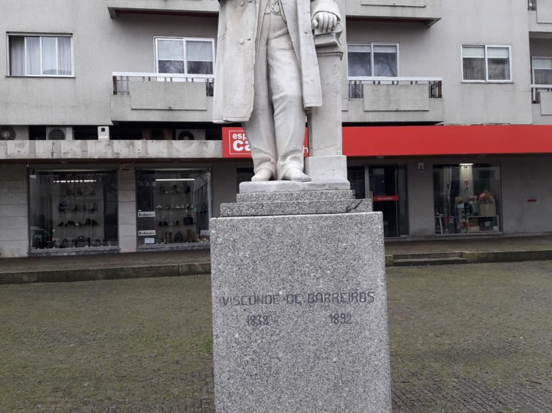 Estátua Do Visconde De Barreiros-Maia必去景点