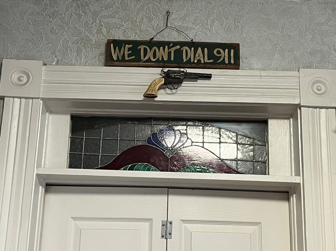 Historic Log Cabin Motel主图