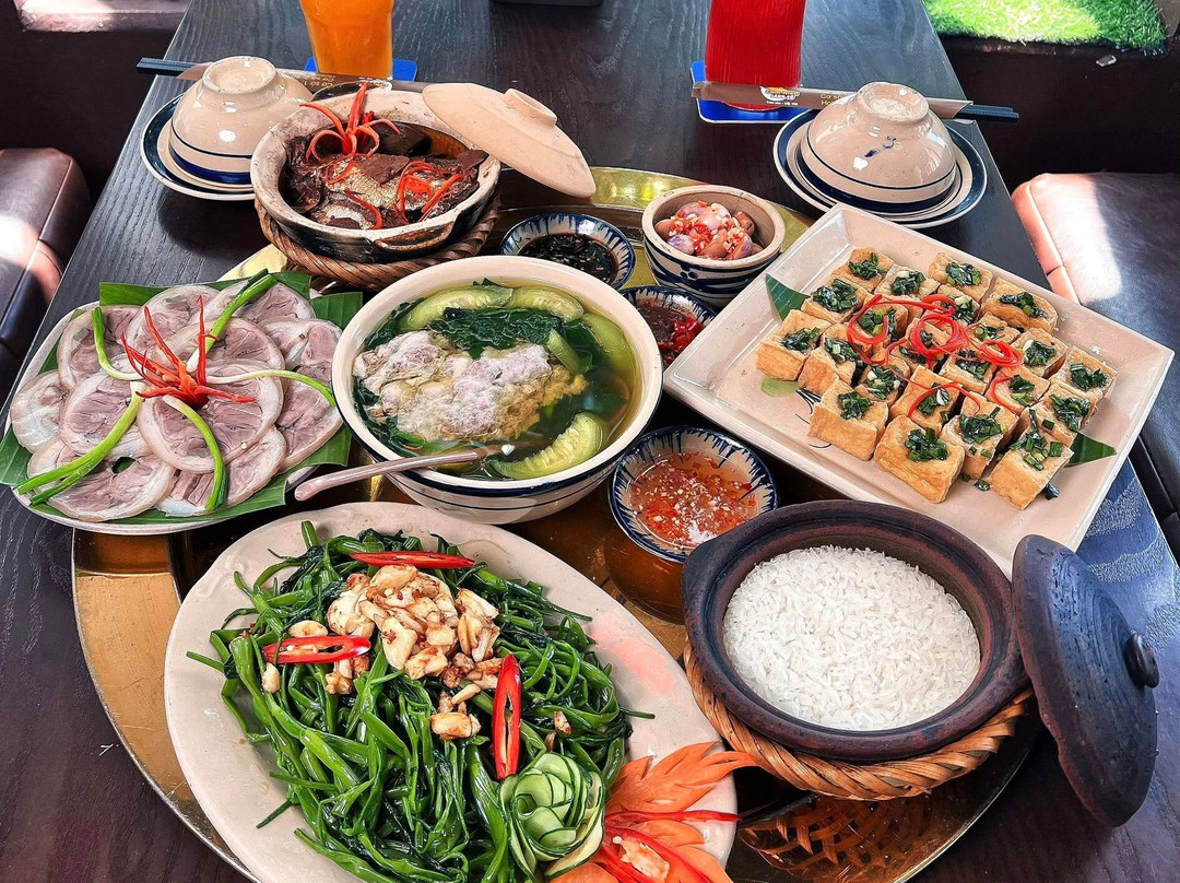 Cơm Niêu Hạ Long - Backcoffee