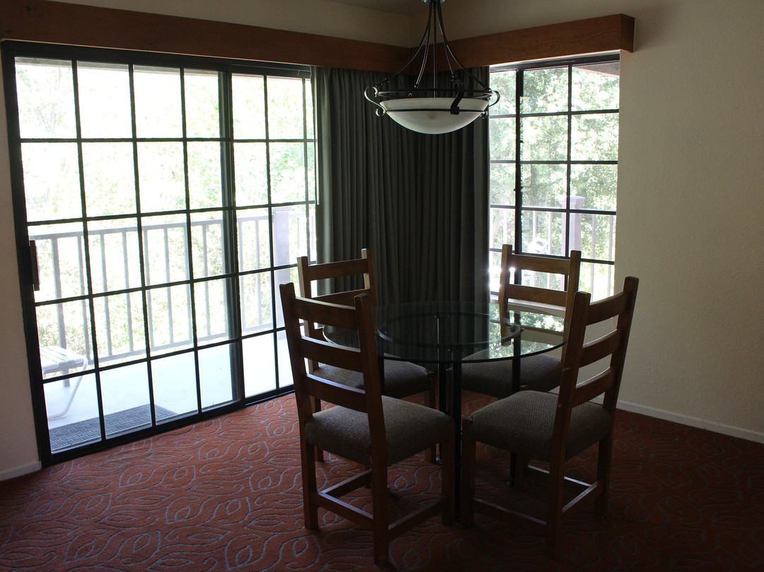 Riviera Oaks Resort And Racquet Club主图