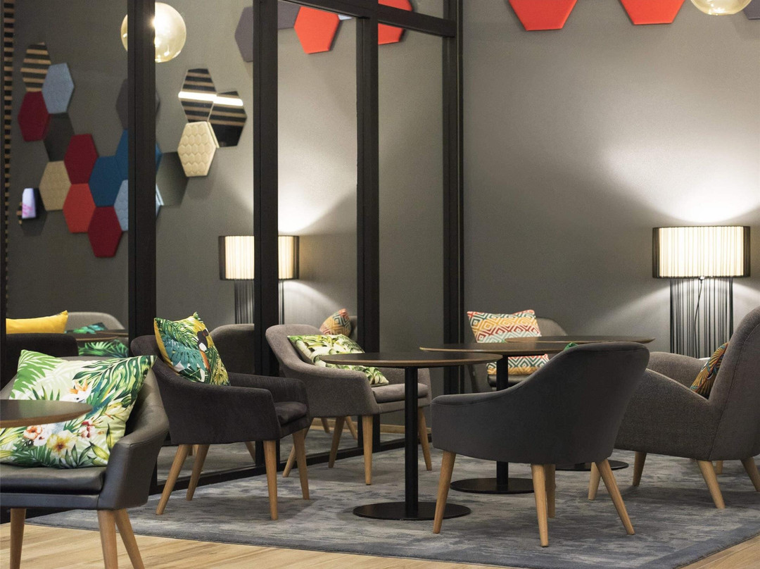 沙勒罗瓦中心诺富特酒店主图