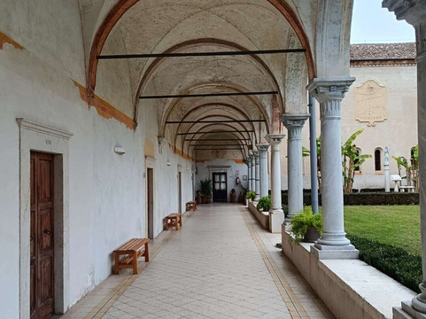 Abbazia Di Maguzzano-洛纳托德尔加尔达必去景点