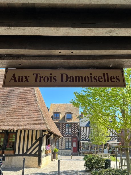 Aux Trois Damoiselles-旅行者
