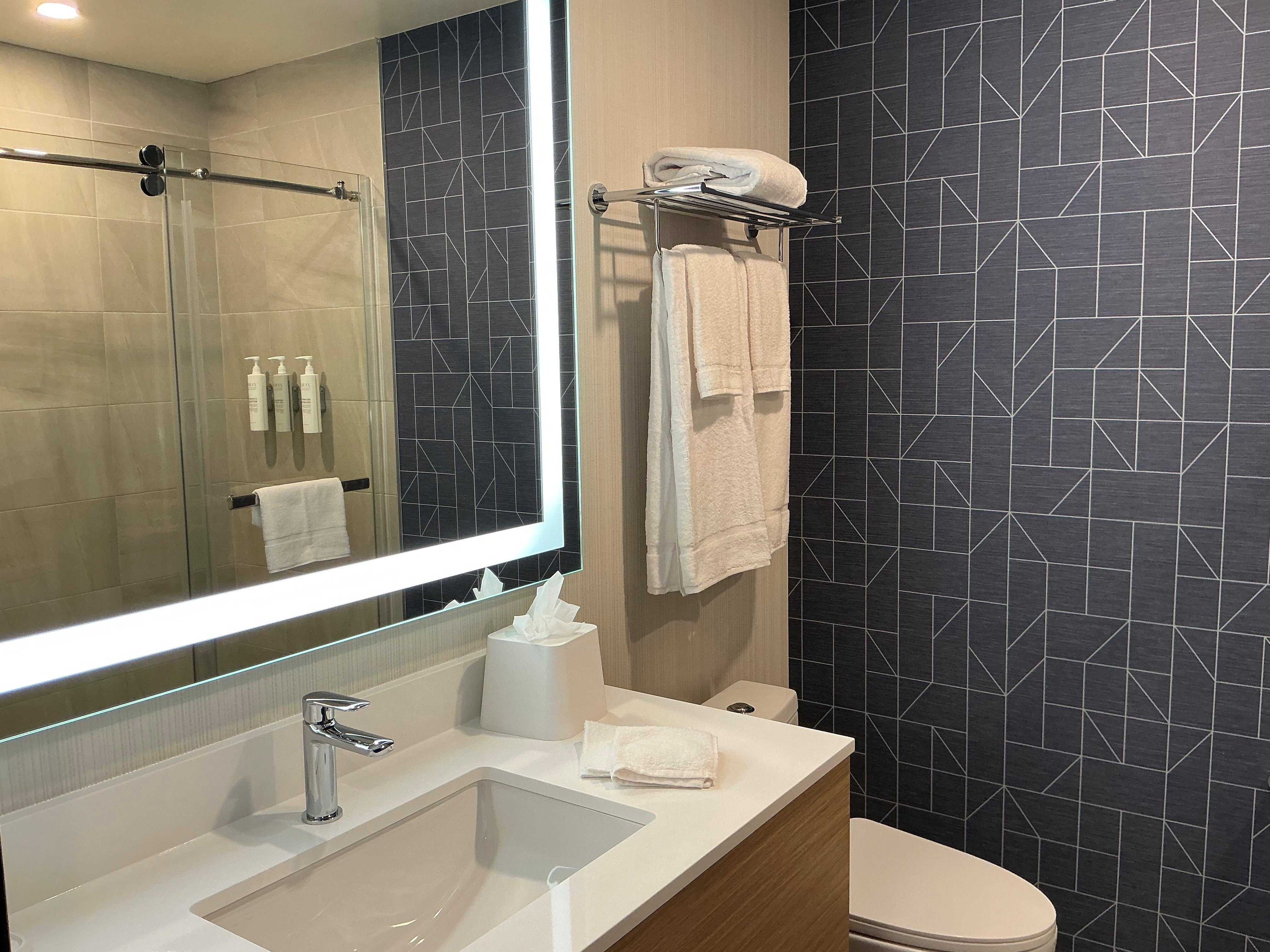 Spark by Hilton Montreal Brossard-浴室