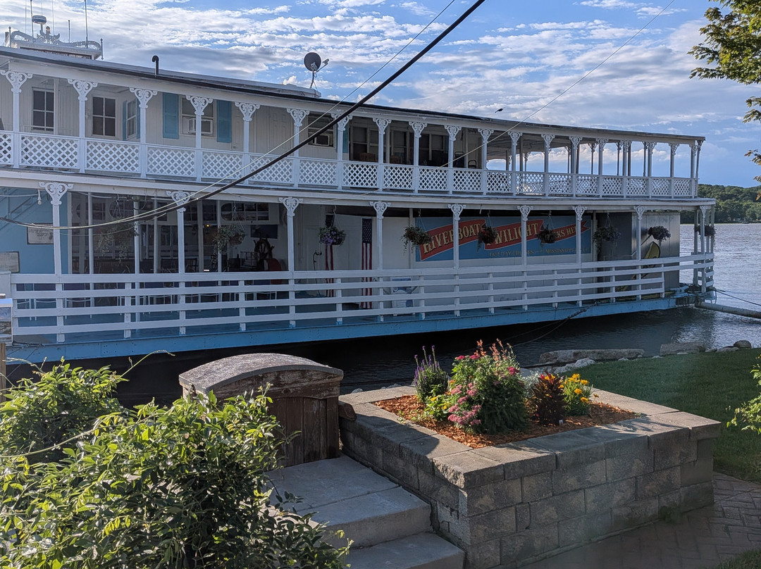 Riverboat Twilight-Le Claire必去景点
