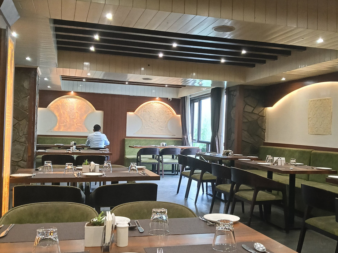 苏米特尔皇后庭院酒店主图