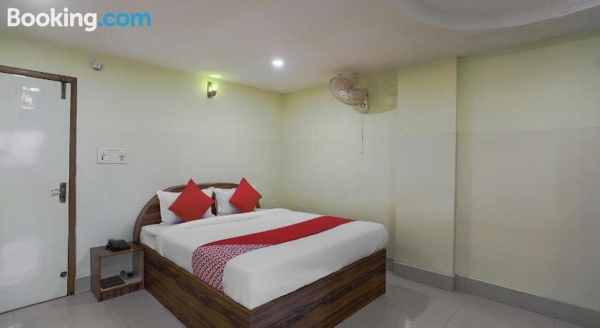 OYO 73151 Raja Hotel