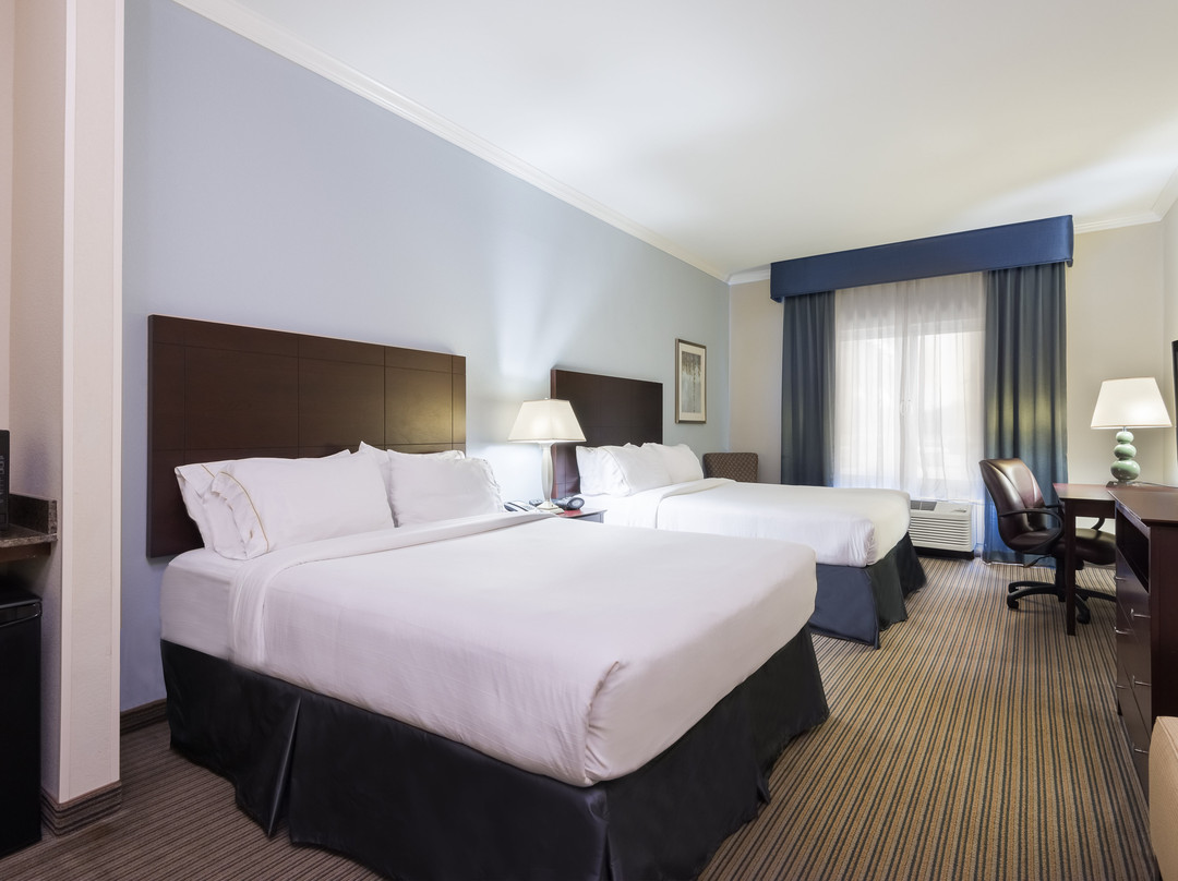 新伊比利亚埃弗里艾兰快捷假日&套房酒店主图