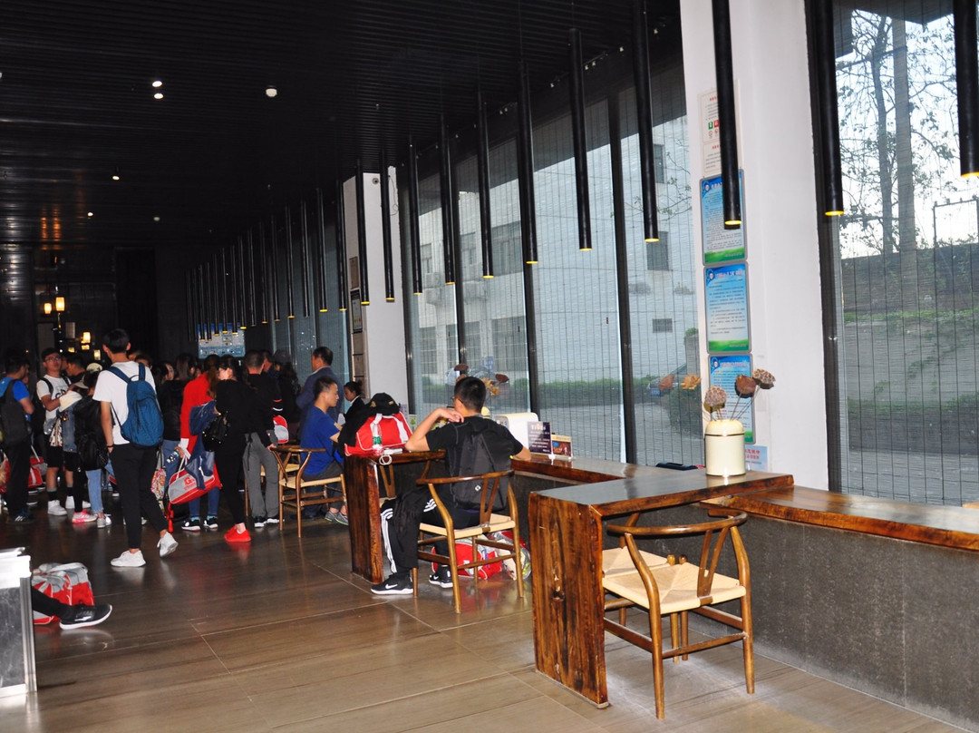 华山富润酒店 主图