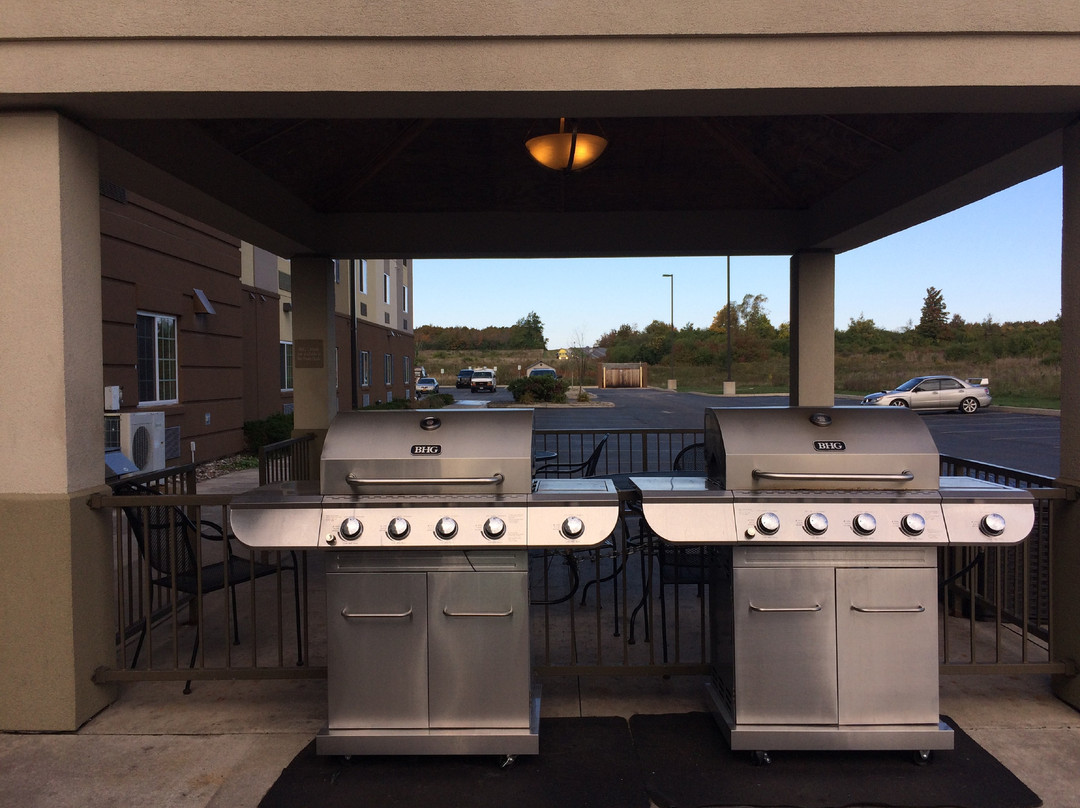 勒雷沃特敦烛木套房酒店主图