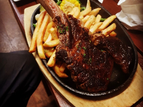 The Q Hotel Miles主图