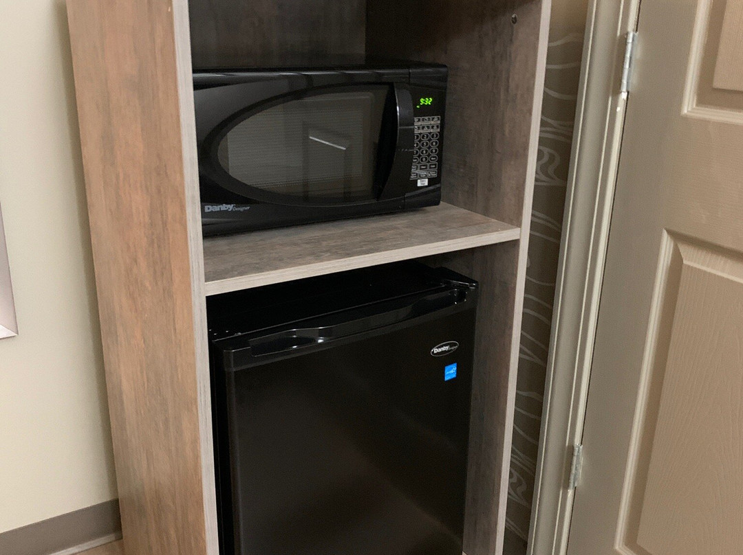 Days Inn & Suites by Wyndham Bowling Green主图