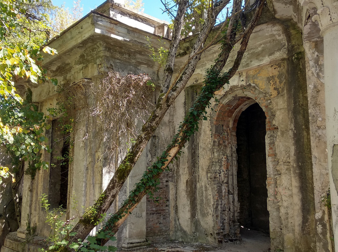 Abandoned Restaurant on the Akhun Mountain景点图片