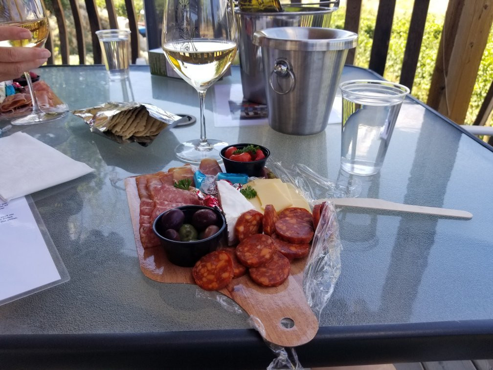 Howling Bluff Estate Winery-彭蒂克顿必去景点