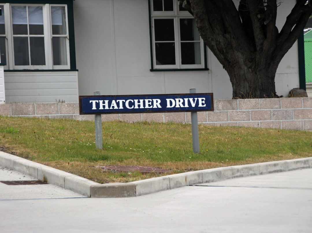 Margaret Thatcher Memorial Bust-Stanley必去景点