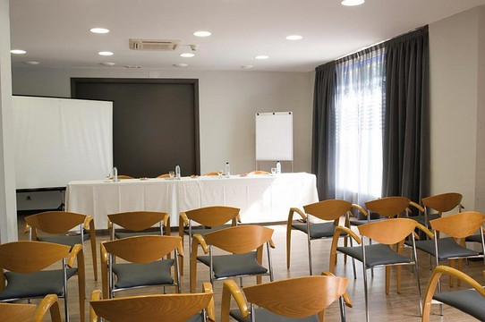 西斯内罗斯酒店主图