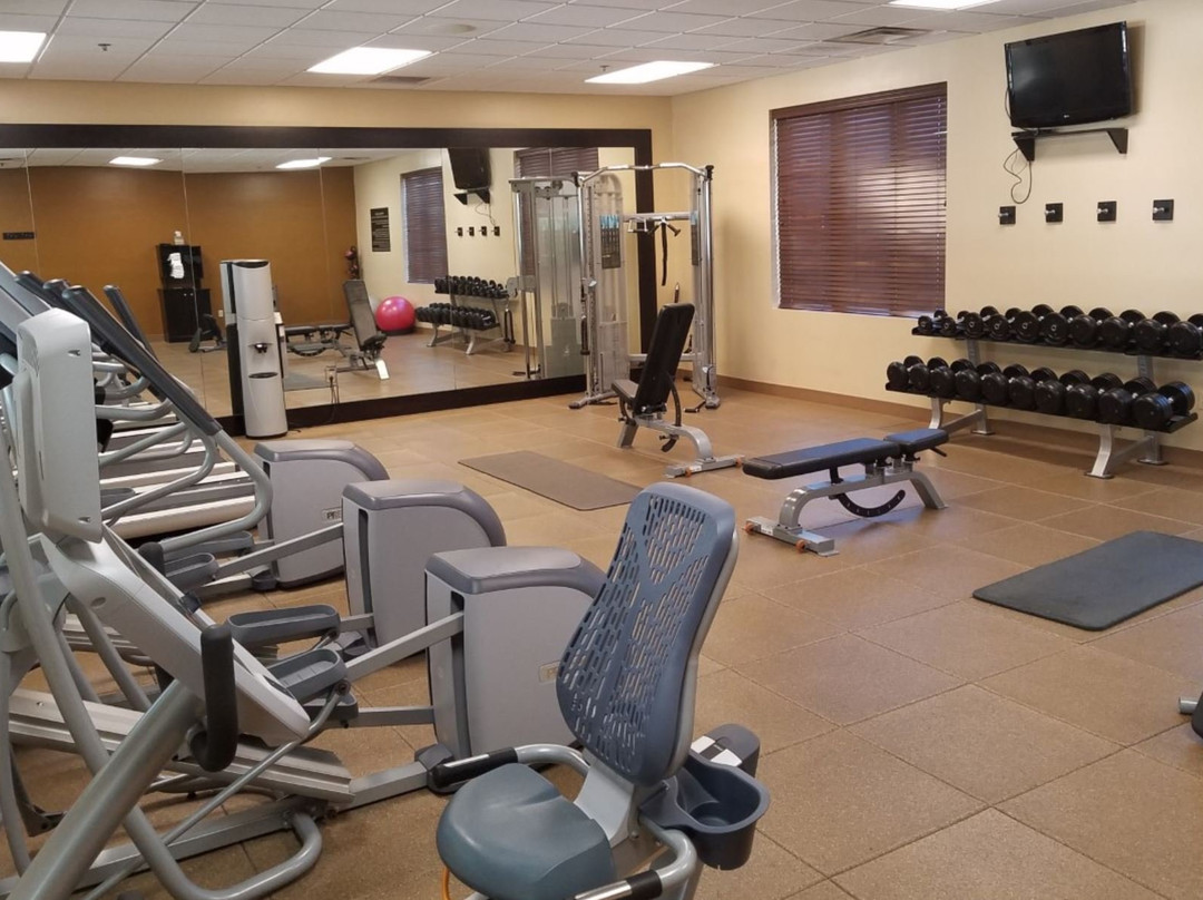 尚佩恩/厄巴纳希尔顿花园酒店主图