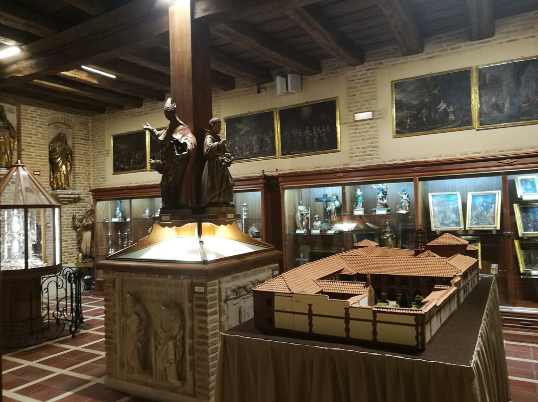 Monasterio de Santa Cruz-Sahagun必去景点