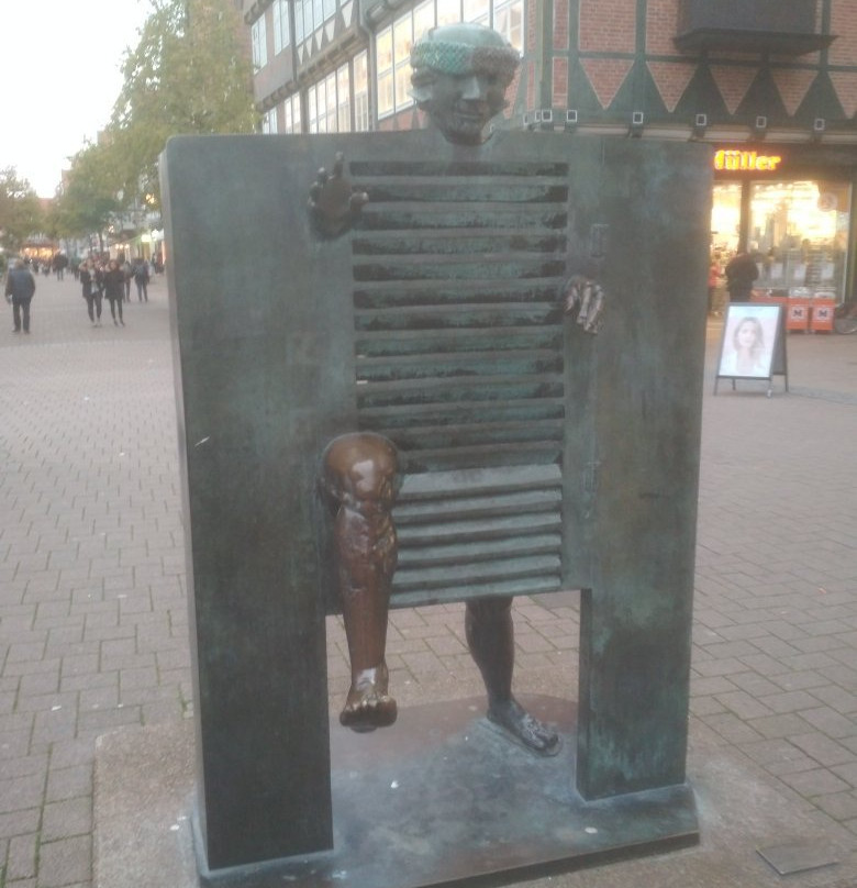 Skulptur "Homme passant la porte"景点图片