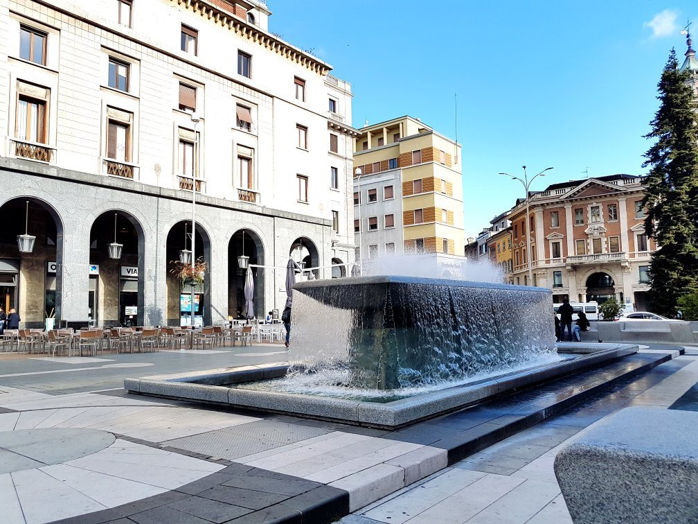 Fontana di Piazza Monte Grappa-瓦雷泽必去景点