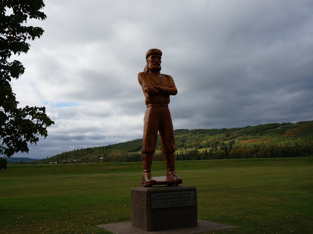 Twelve Foot Davis Statue-皮斯河必去景点