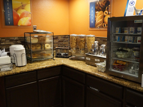 贝斯维斯特奥克兰机场套房酒店主图