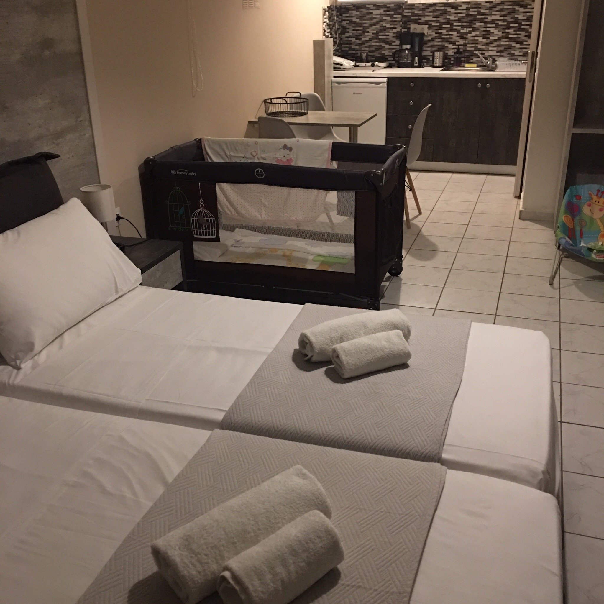 Kosmos A.G.K Studios-Apts-官方