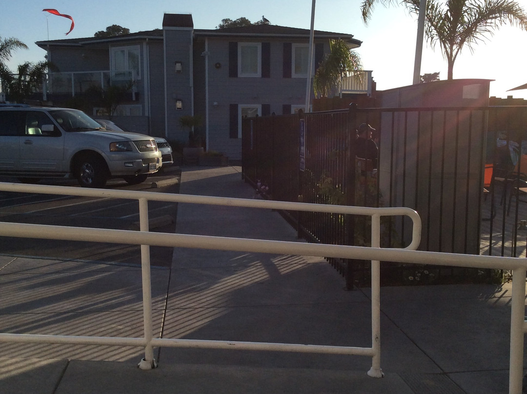 海滩街套房酒店主图